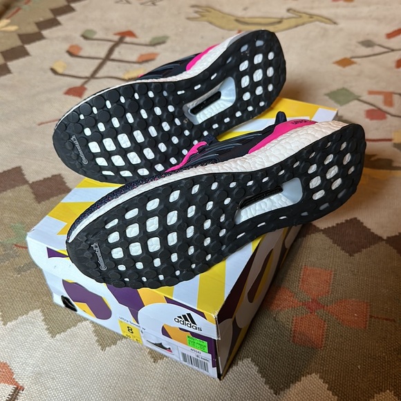 LIKE NEW- Women’s ultra boost 1.0 size 8 - Picture 4 of 5